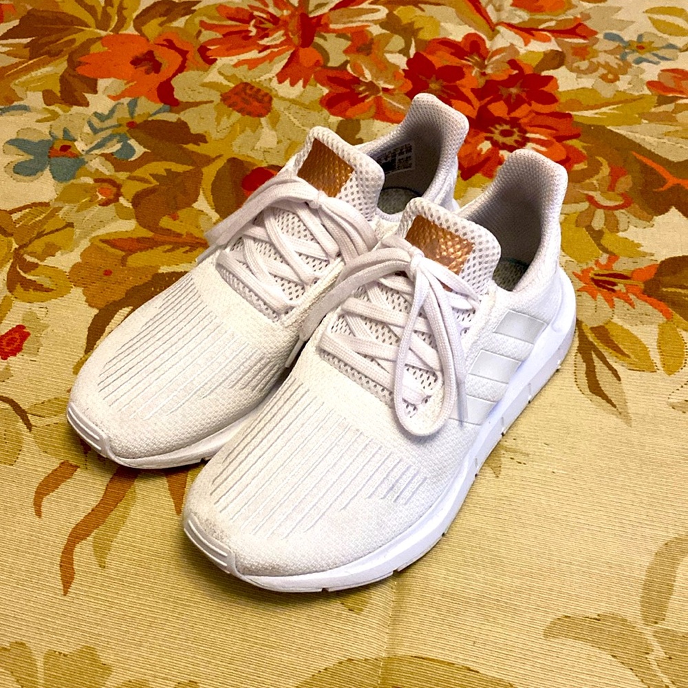 Adidas Women’s Swift Run 1.0 White Tennis Shoe Sneaker Running size 7